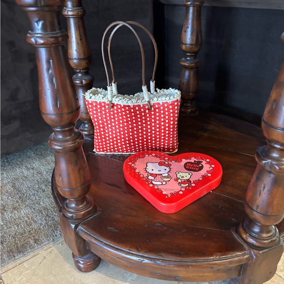 Hello Kitty Heart Container - Picture 8 of 8